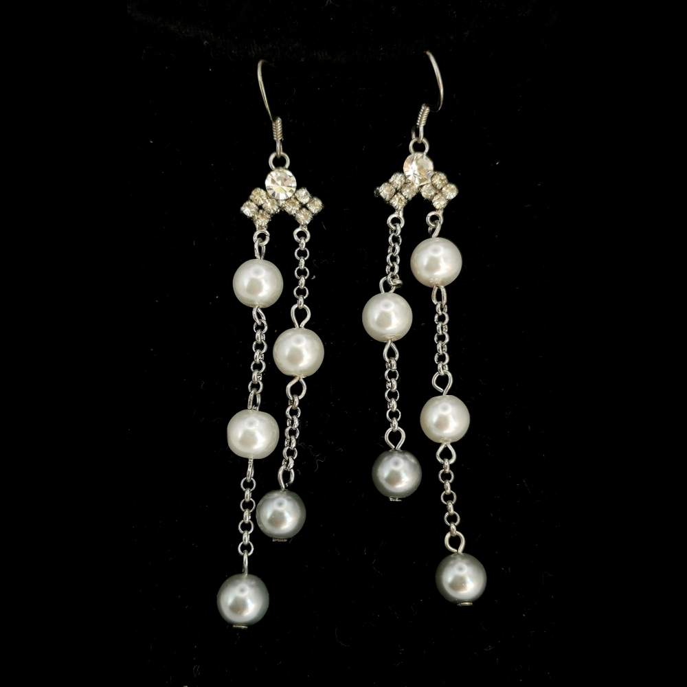 White Grey Glass Pearl Crystal dangle earrings 🆕